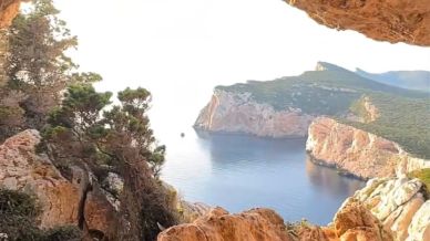 La grotta di Alghero che sembra una cornice sul mare