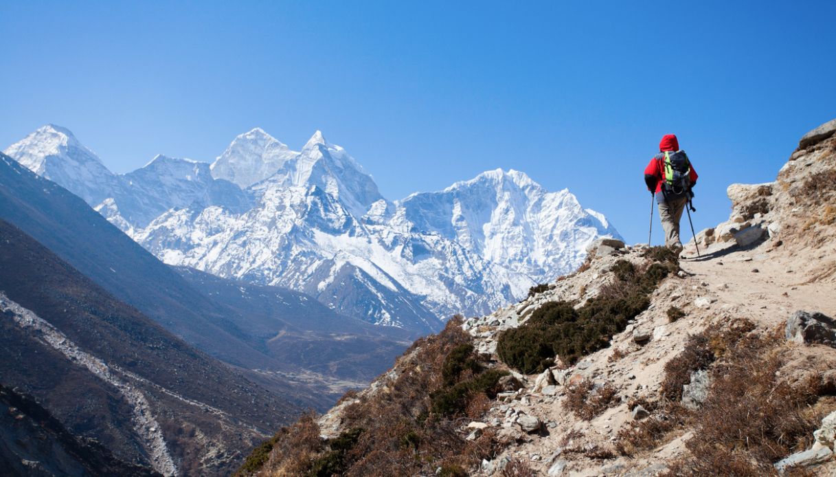 Trekking sulle montagne dell'Himalaya
