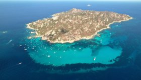 Isola di Molara, il gioiello segreto della Sardegna tra piscine turchesi e natura selvaggia