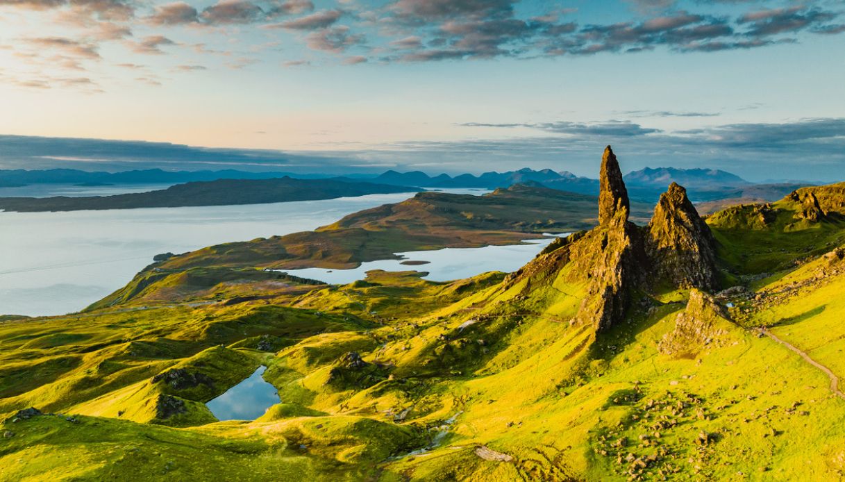 Vista del drone sul vecchio uomo di Storr, Isola di Skye, Scozia