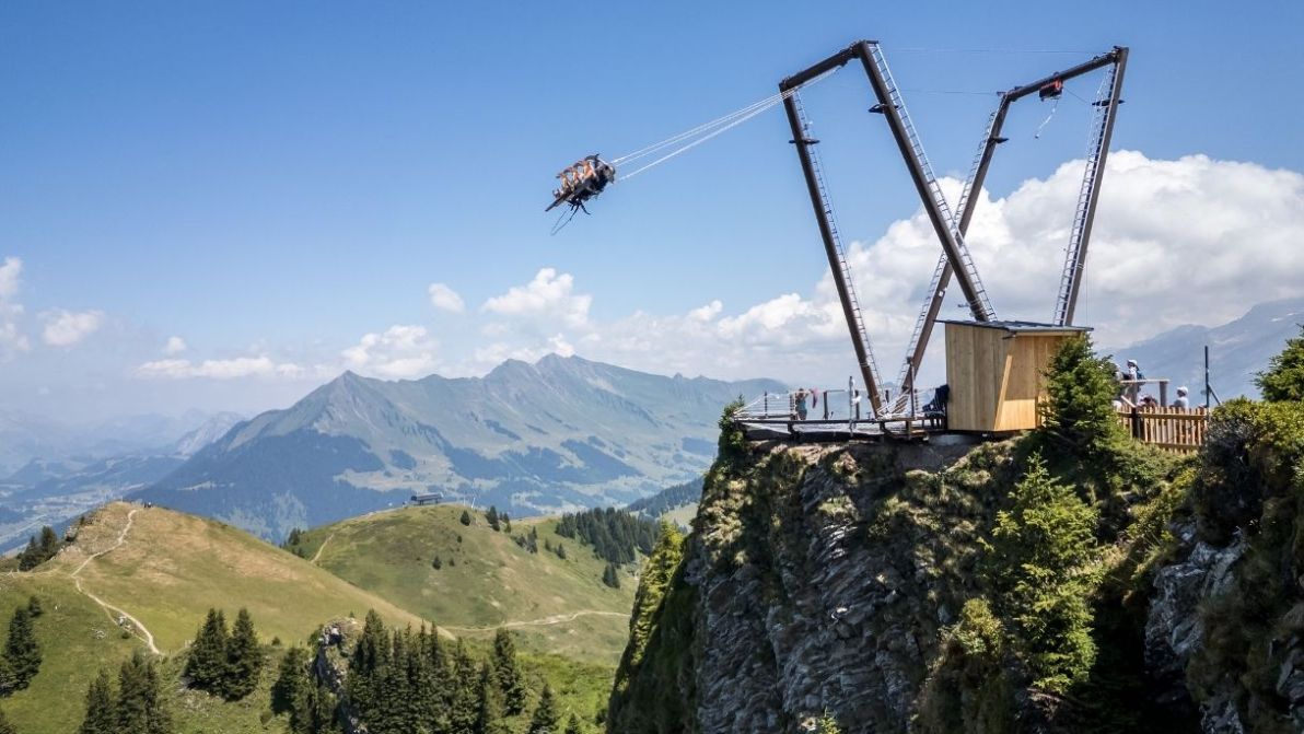 In Svizzera c’è una nuova altalena gigante con una vista da brividi a oltre 2.000 metri