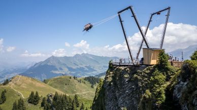 In Svizzera c’è una nuova altalena gigante con una vista da brividi a oltre 2.000 metri