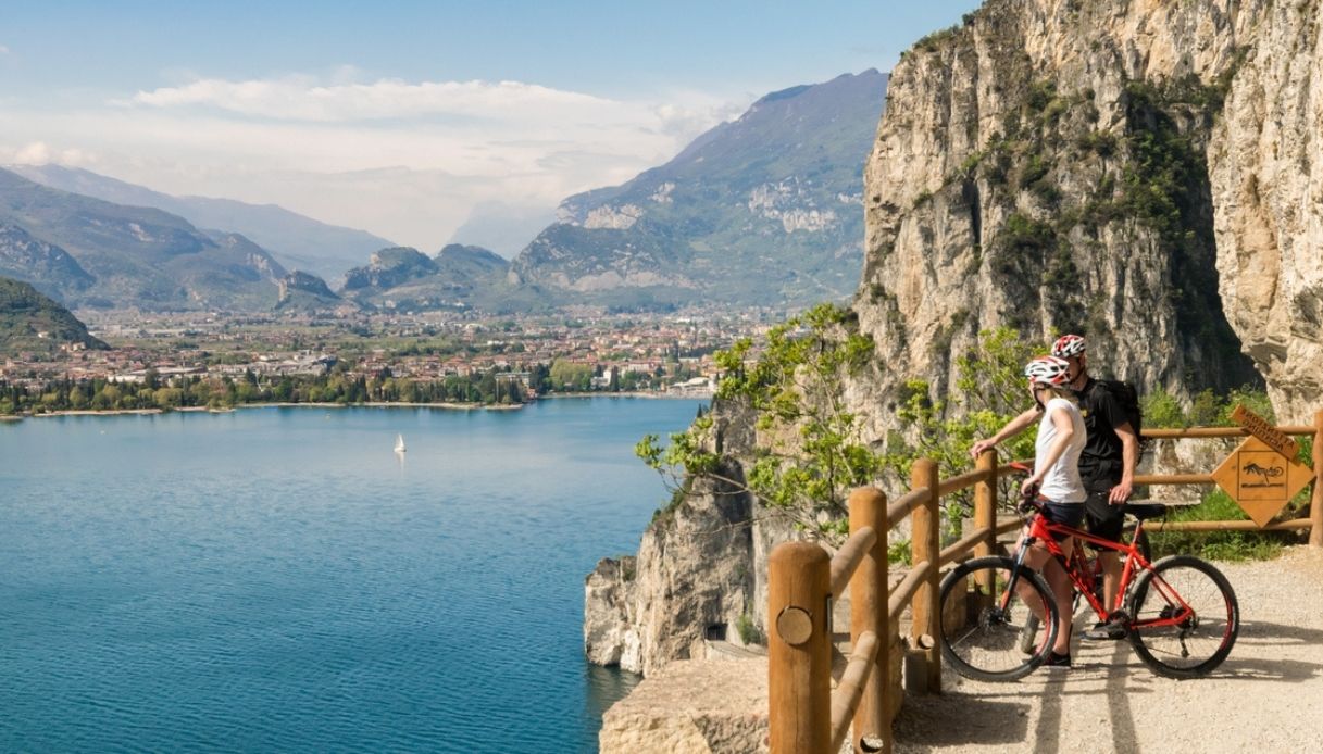 Ciclisti ammirano il panorama del lago di Garda