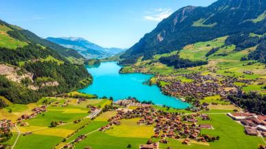Montagne, cascate e acque cristalline: Lungern è il lago turchese della Svizzera che cambia continuamente