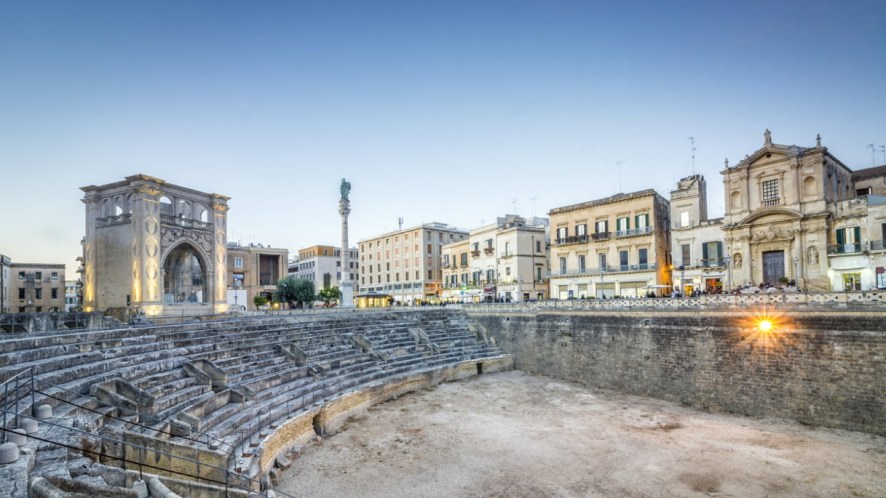 Questo romanzo ci porta nel Salento degli anni Sessanta