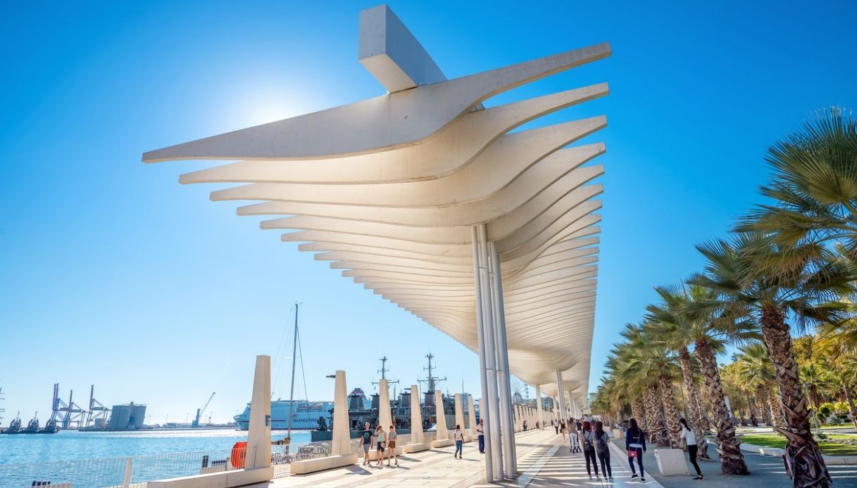 Passeggiata Palmeral de las Sorpresas nel porto marittimo. Malaga