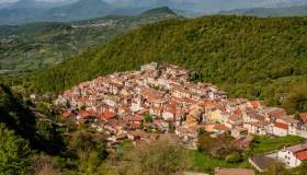 Niente auto, solo pietre e pendenze: la meraviglia nascosta tra i boschi del Molise si chiama Miranda