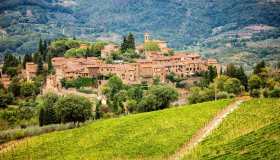 Montefioralle, il piccolo borgo della Toscana che è uno scrigno medievale di pietra e vigne