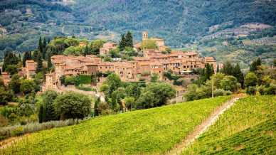 Montefioralle, il piccolo borgo della Toscana che è uno scrigno medievale di pietra e vigne