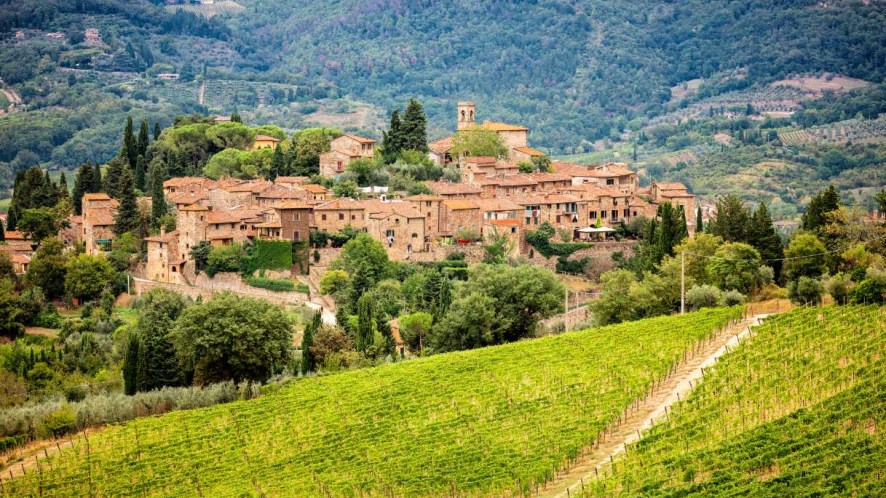 Montefioralle, il piccolo borgo della Toscana che è uno scrigno medievale di pietra e vigne