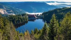 Tra pini secolari e oscure acque glaciali c’è il Mummelsee, il leggendario Occhio della Foresta Nera