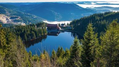 Tra pini secolari e oscure acque glaciali c’è il Mummelsee, il leggendario Occhio della Foresta Nera