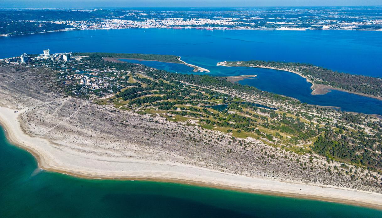 Il paradiso di sabbia bianca tra rovine romane, delfini e acque turchesi: Penisola di Tróia, a un’ora da Lisbona