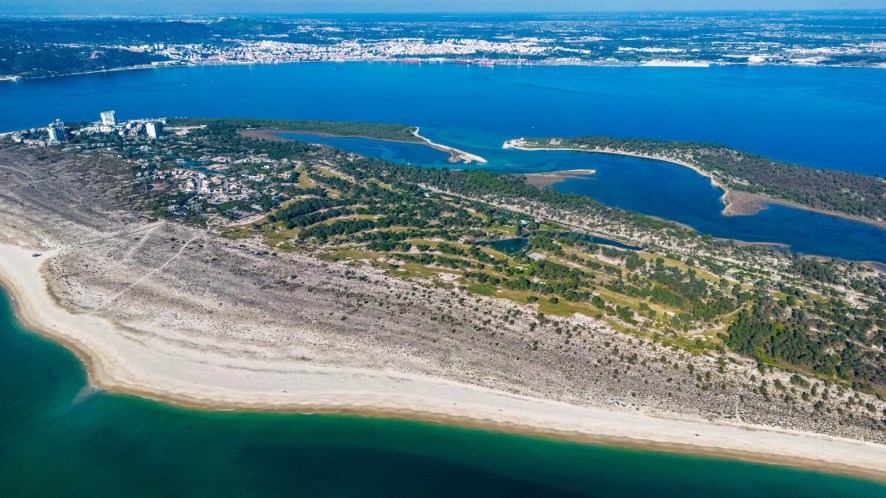Il paradiso di sabbia bianca tra rovine romane, delfini e acque turchesi: Penisola di Tróia, a un’ora da Lisbona