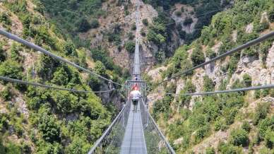 Il ponte tibetano più lungo del mondo è in Italia: mille passi sospesi tra cielo e montagne