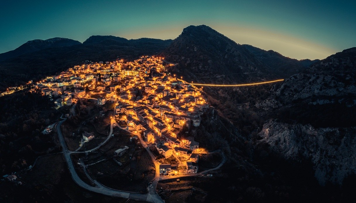 Il ponte tibetano di Castelsaraceno illuminato
