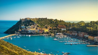 Tra i segreti spagnoli e le baie smeraldo di Porto Ercole, borgo da sogno dell’Argentario