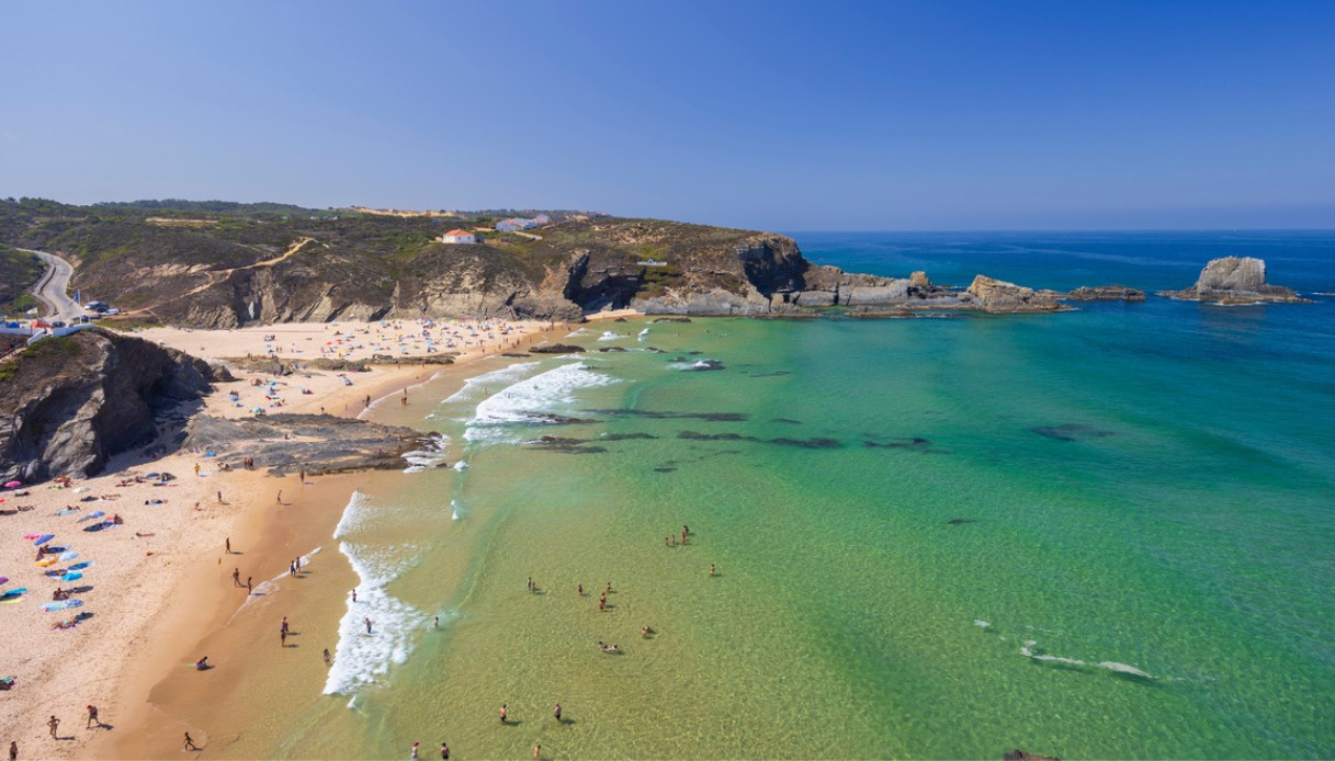 Sabbia d’oro e scogliere selvagge: sono queste le spiagge più belle dell’Alentejo, il Portogallo dai tramonti infuocati