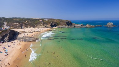 Sabbia d’oro e scogliere selvagge: sono queste le spiagge più belle dell’Alentejo, il Portogallo dai tramonti infuocati