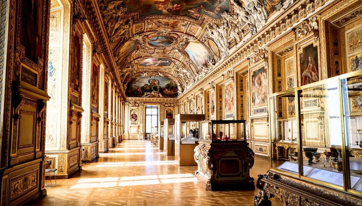https://siviaggia.it/wp-content/uploads/sites/2/2026/07/Riapre-la-galleria-di-Apollo-al-Louvre-ma-senza-gioielli.jpg