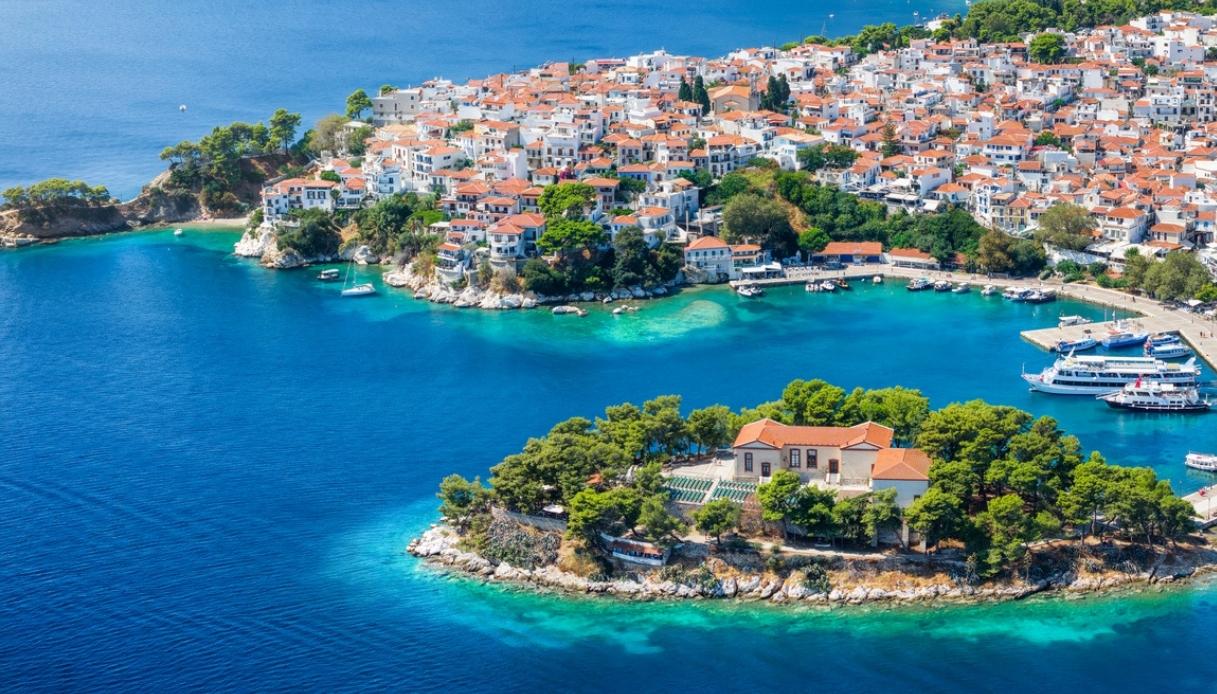 Vista aerea panoramica estiva della città sull'isola di Skiathos
