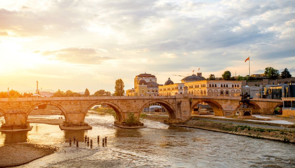 Vista sul ponte di pietra di Skopje