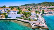 L’isola che ha cancellato le auto per farsi ascoltare solo dal mare: Spetses, la piccola dolce vita greca