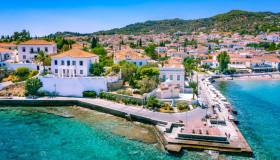 L’isola che ha cancellato le auto per farsi ascoltare solo dal mare: Spetses, la piccola dolce vita greca