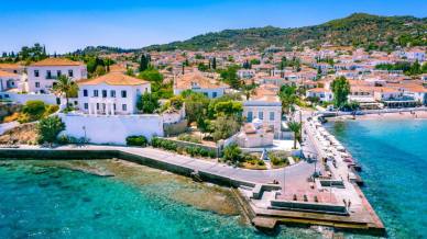 L’isola che ha cancellato le auto per farsi ascoltare solo dal mare: Spetses, la piccola dolce vita greca