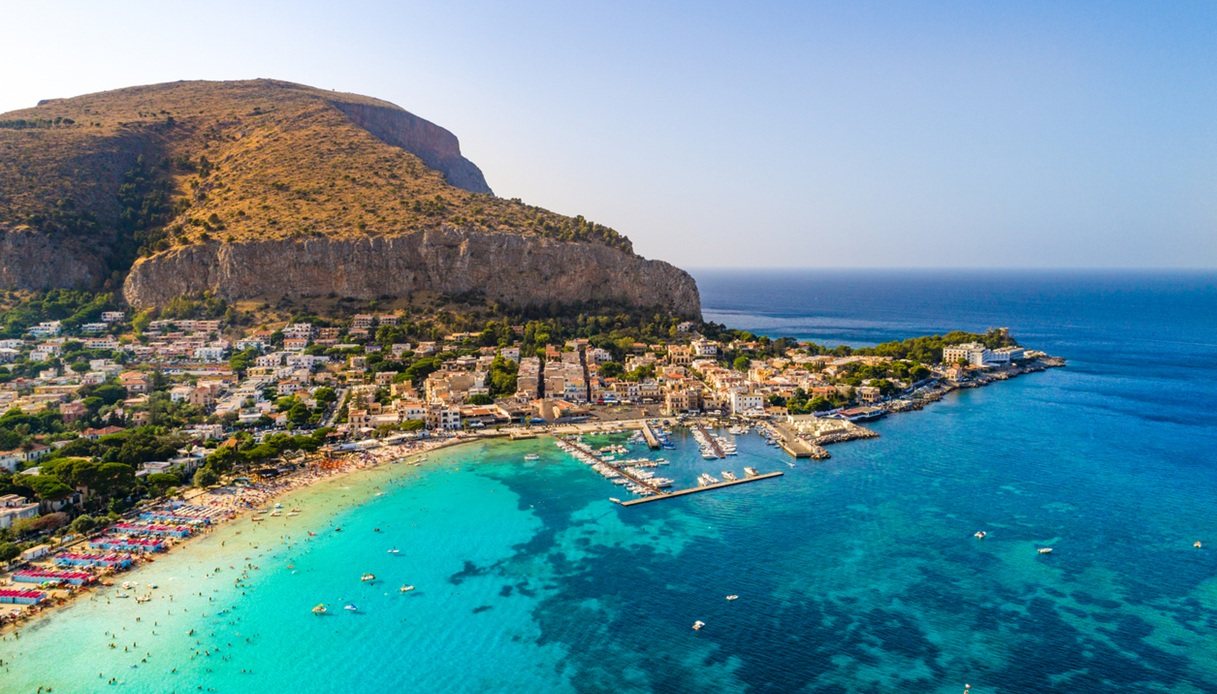 La spiaggia di Mondello in Sicilia