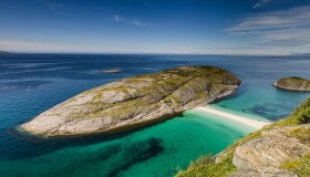 Sembrano i Caraibi, ma siamo al Circolo Polare Artico: la spiaggia più pazzesca si chiama Hovdsundet