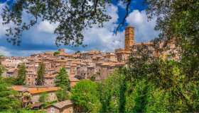 Anfiteatri scavati nel tufo, miti etruschi e la strada dei pellegrini: è Sutri, l’antichissima città della Tuscia