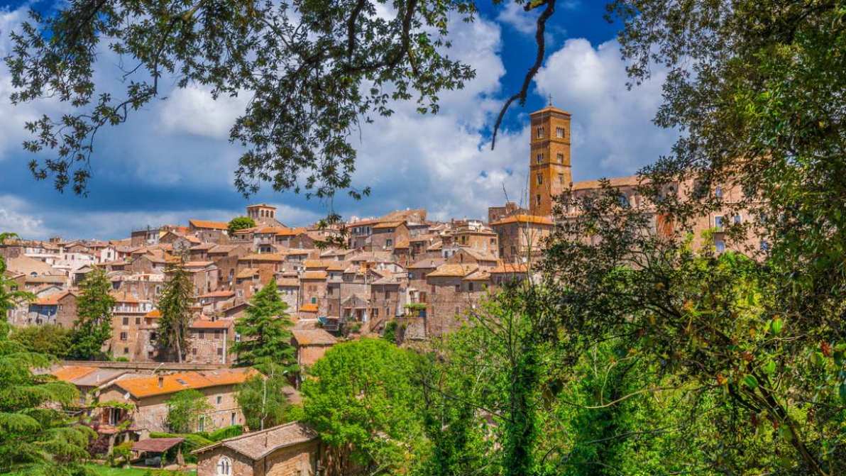 Anfiteatri scavati nel tufo, miti etruschi e la strada dei pellegrini: è Sutri, l’antichissima città della Tuscia