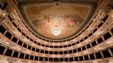 Tra sale a ferro di cavallo e palchi dorati, viaggio tra i 10 teatri condominiali UNESCO che raccontano l’Italia
