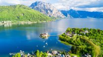 Segreti, castelli e abissi blu del Traunsee, il lago più profondo d’Austria