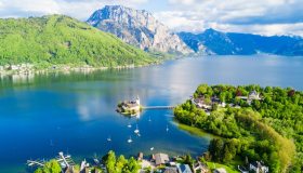Segreti, castelli e abissi blu del Traunsee, il lago più profondo d’Austria