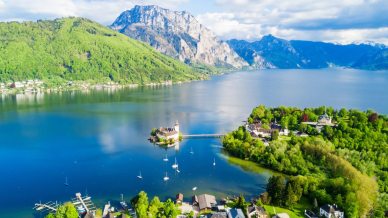 Segreti, castelli e abissi blu del Traunsee, il lago più profondo d’Austria