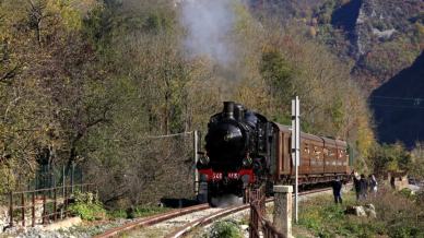 Torna il Treno delle Valli con 3 viaggi a bordo delle carrozze Anni ’30, tra borghi e Alpi piemontesi