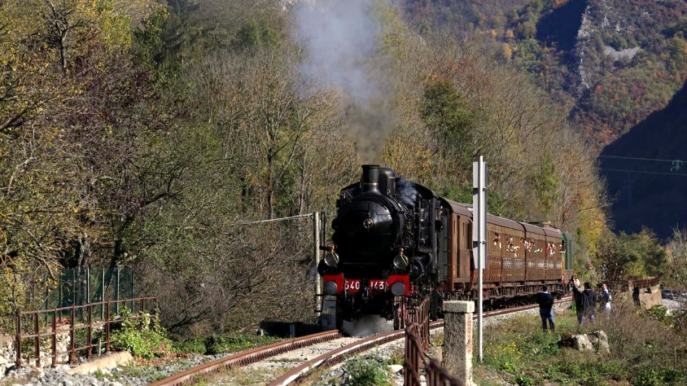 Torna il Treno delle Valli con 3 viaggi a bordo delle carrozze Anni ’30, tra borghi e Alpi piemontesi
