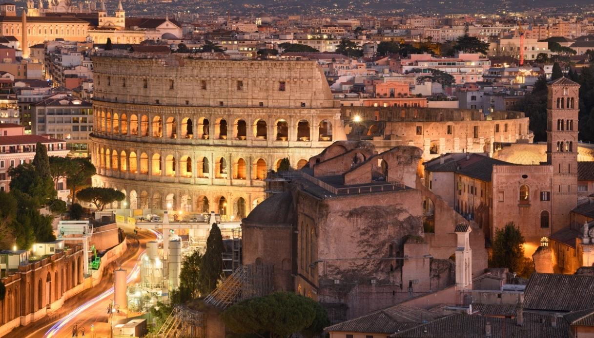 Vista sul Colosseo di notte