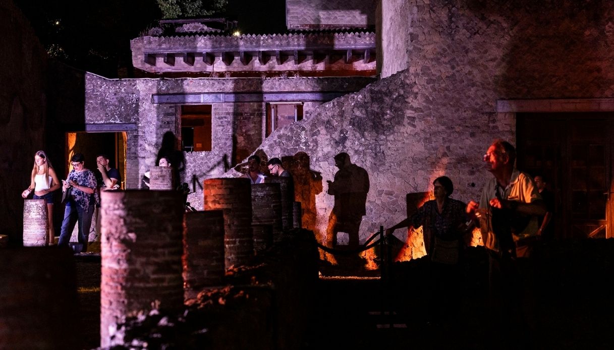 Visitare il parco archeologico di Ercolano di sera