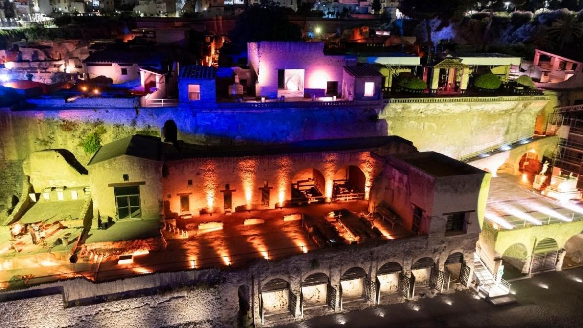 I Venerdì di Ercolano: tornano le visite serali tra spettacoli, luci e domus dell’antica città