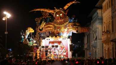 Non solo in inverno, questi sono i Carnevali estivi da non perdere in Italia