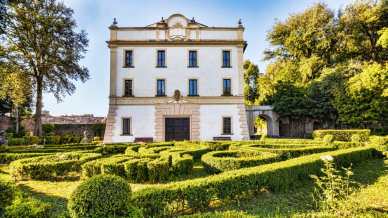 Villa Savorelli è il giardino segreto della Tuscia, un capolavoro tra boschi secolari, nobili dimore e memorie antiche