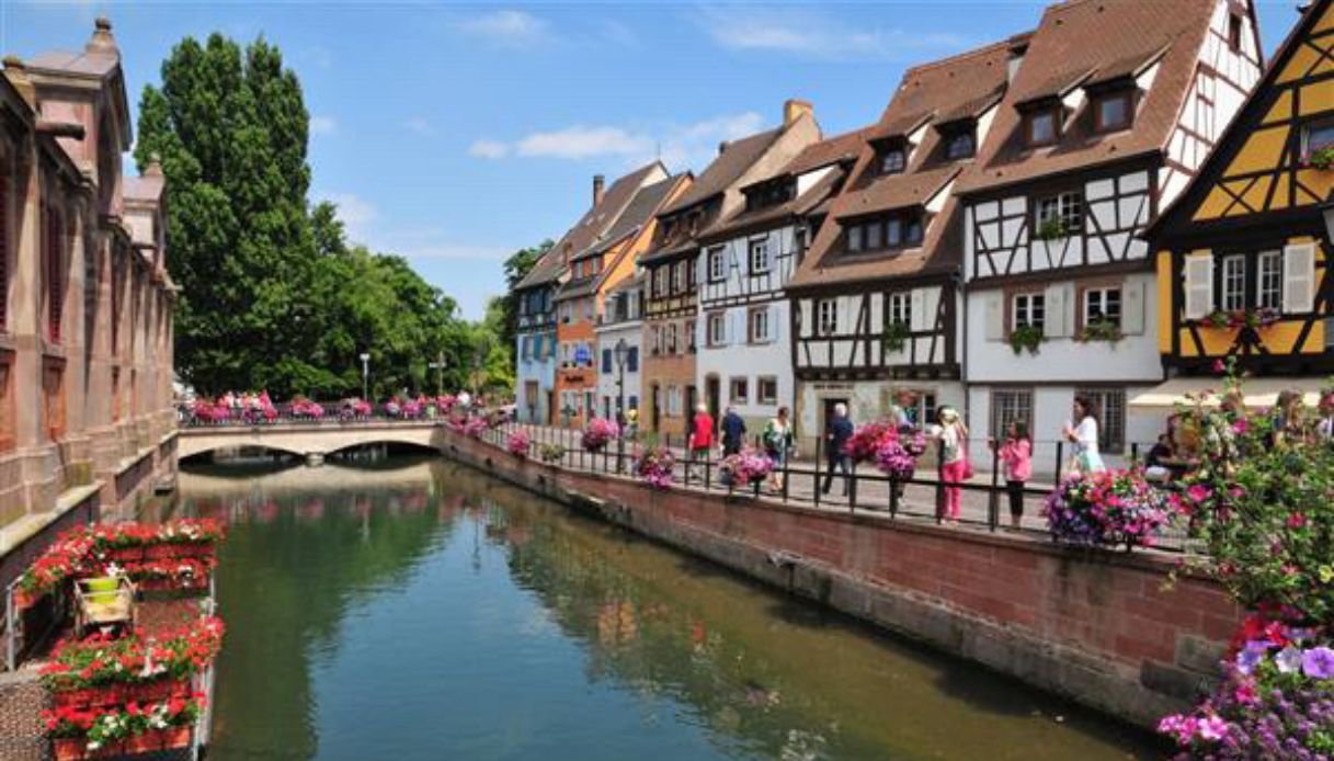 Case a graticcio colorate lungo un canale a Colmar, in Alsazia