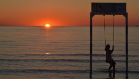A Rimini torna l’iconica altalena sul mare: il simbolo della Riviera Romagnola compie 10 anni