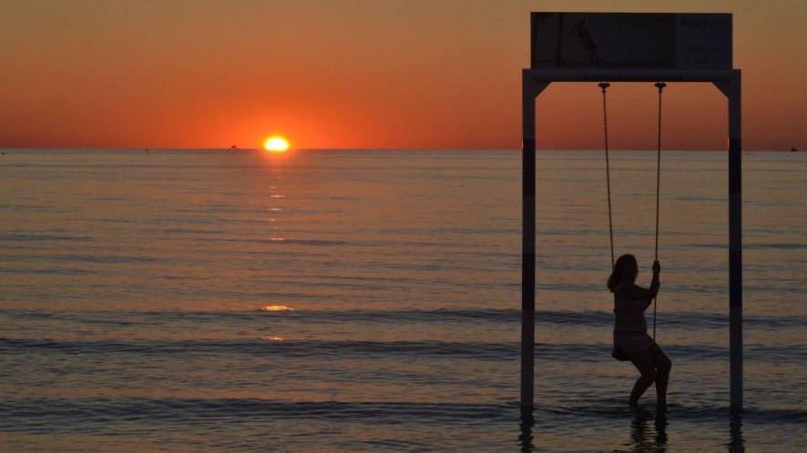 A Rimini torna l’iconica altalena sul mare: il simbolo della Riviera Romagnola compie 10 anni