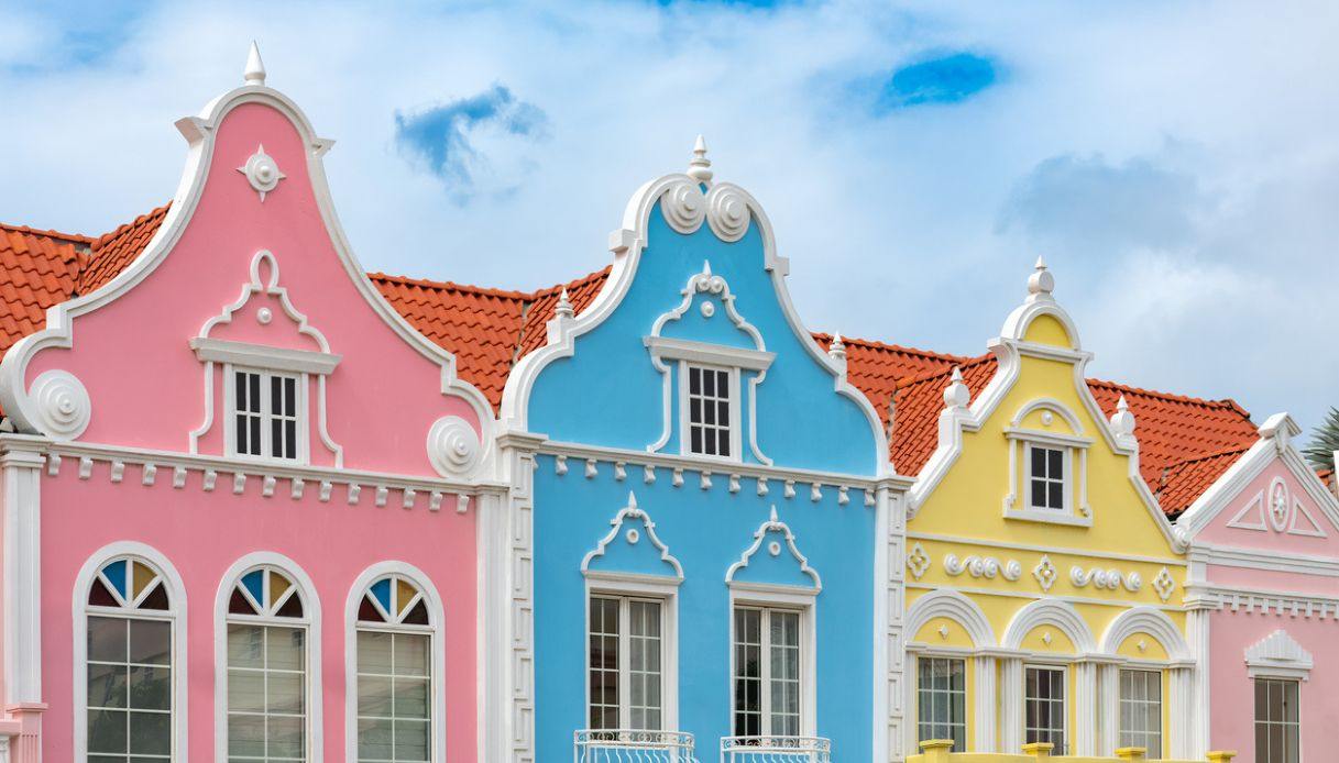 Architetture colorate a Oranjestad, ad Aruba