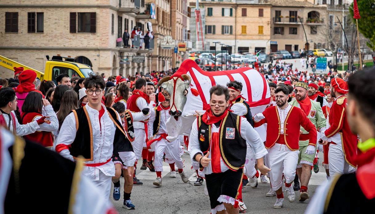 C'è Offida, con il suo tradizionale carnevale, tra le location di "Blue"