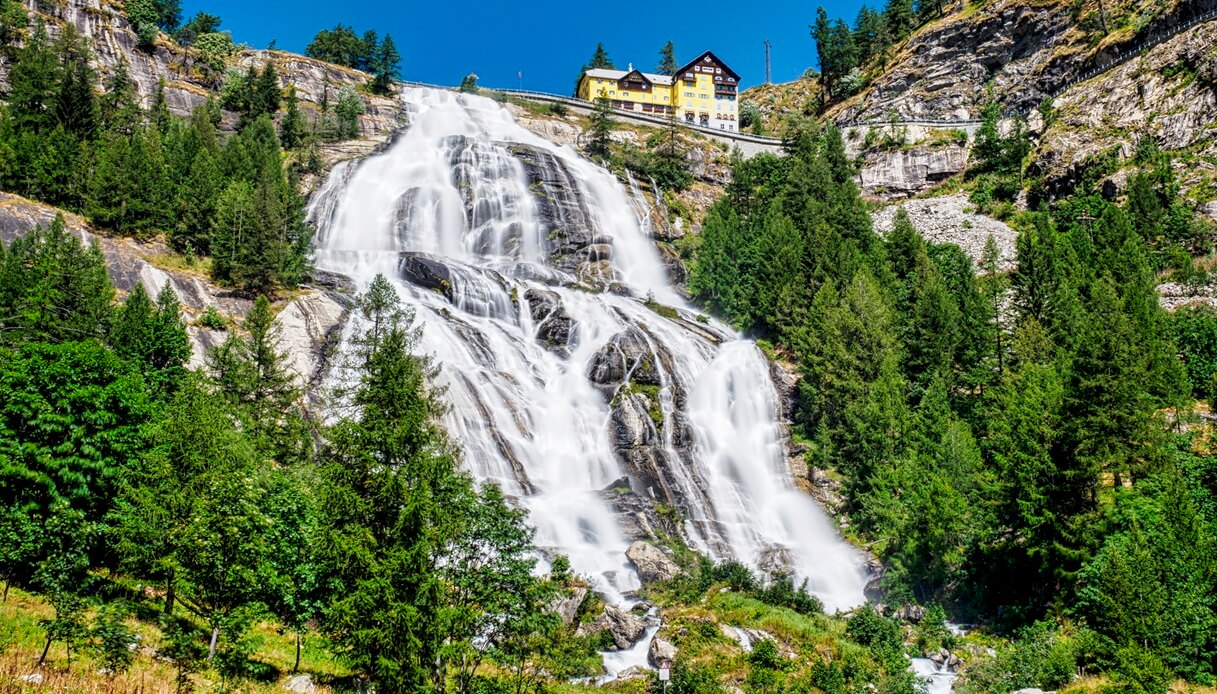 cascate pi&ugrave; belle italia estate a piedi